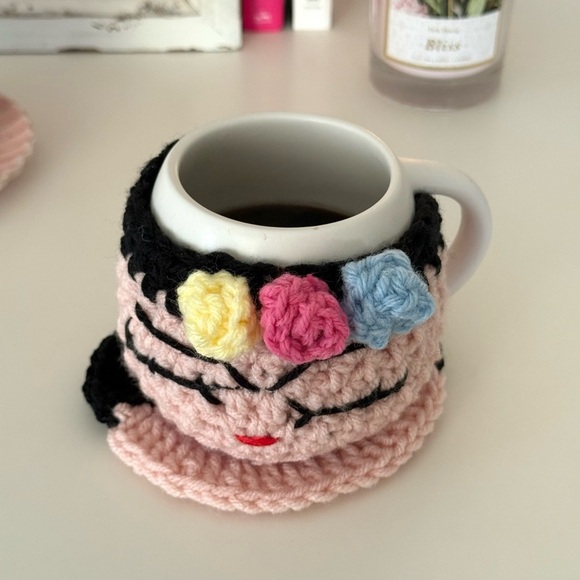 Frida Kahlo Crochet Mug Cozy & Coaster Set - Picture 2 of 7